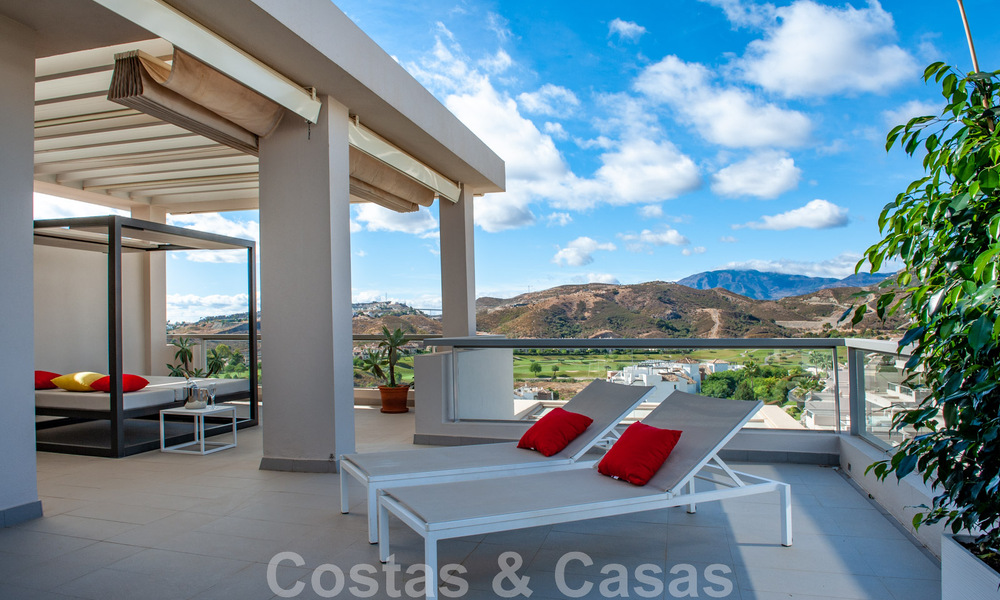 Penthouse spacieux, lumineux et moderne à vendre avec vue sur golf, montagnes et mer à Marbella - Benahavis 46712
