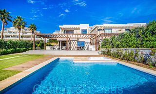 Nouvelles villas de luxe en première ligne de plage à vendre dans un complexe exclusif, New Golden Mile, Marbella 69846 