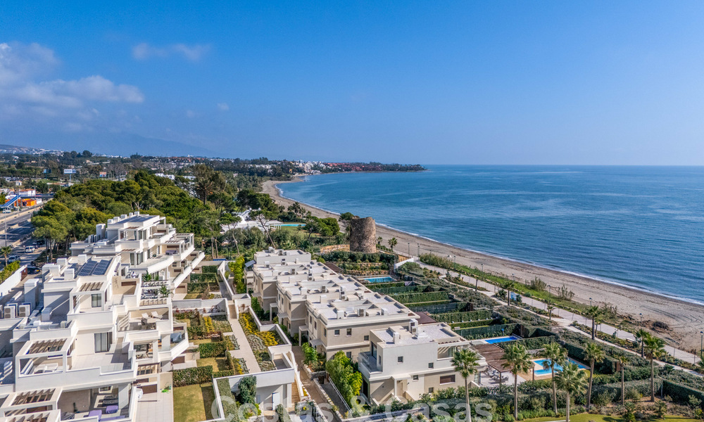 Appartements de luxe en première ligne de plage à vendre dans un complexe exclusif, New Golden Mile, Marbella 783556