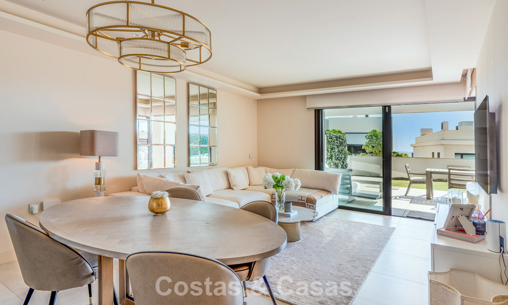 Appartements de luxe en première ligne de plage à vendre dans un complexe exclusif, New Golden Mile, Marbella 783572