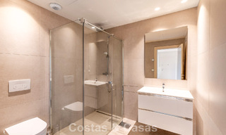 Appartements de luxe en première ligne de plage à vendre dans un complexe exclusif, New Golden Mile, Marbella 783576 