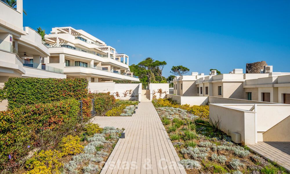 Appartements de luxe en première ligne de plage à vendre dans un complexe exclusif, New Golden Mile, Marbella 783581