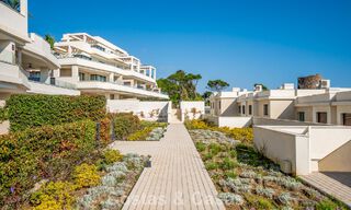 Appartements de luxe en première ligne de plage à vendre dans un complexe exclusif, New Golden Mile, Marbella 783581 