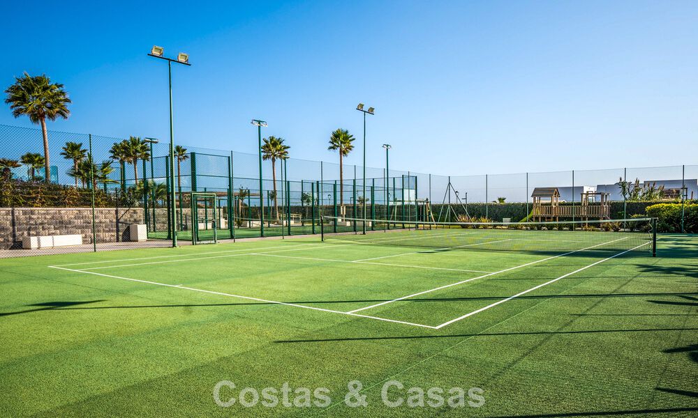 Appartements de luxe en première ligne de plage à vendre dans un complexe exclusif, New Golden Mile, Marbella 783589