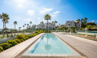 Appartements de luxe en première ligne de plage à vendre dans un complexe exclusif, New Golden Mile, Marbella 783592 