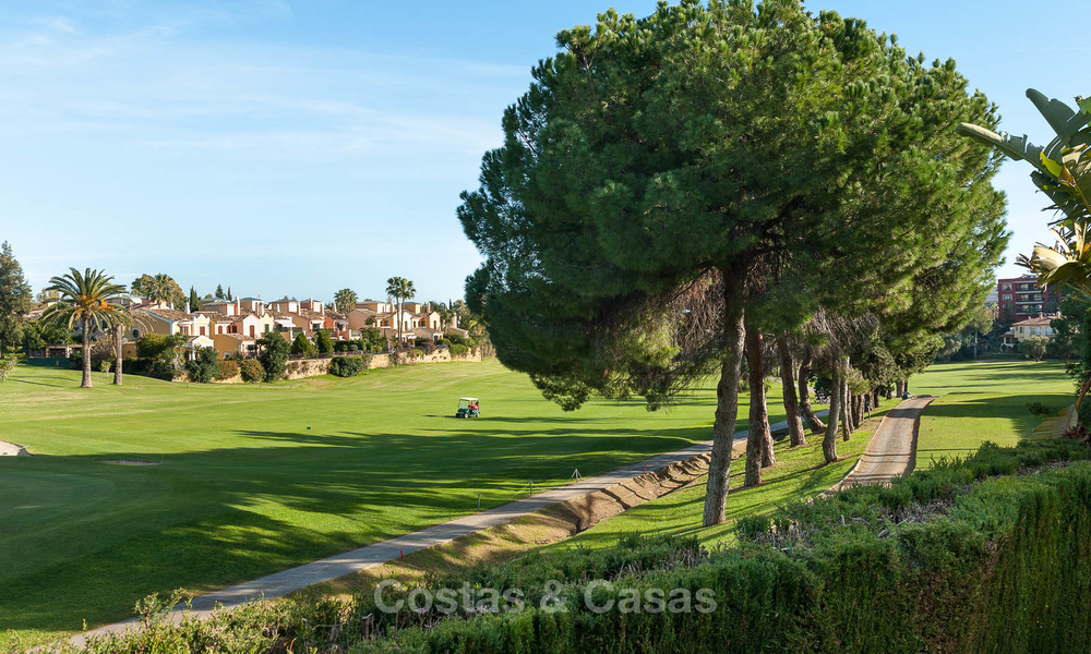 Maison jumelée à vendre, en première ligne de golf, dans une résidence sécurisée à Guadalmina Alta à Marbella 7938