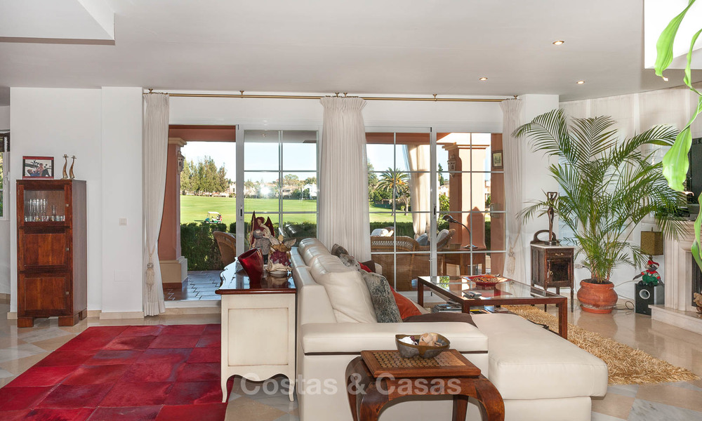 Maison jumelée à vendre, en première ligne de golf, dans une résidence sécurisée à Guadalmina Alta à Marbella 7939
