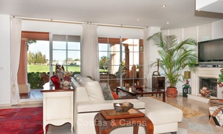 Maison jumelée à vendre, en première ligne de golf, dans une résidence sécurisée à Guadalmina Alta à Marbella 7941 