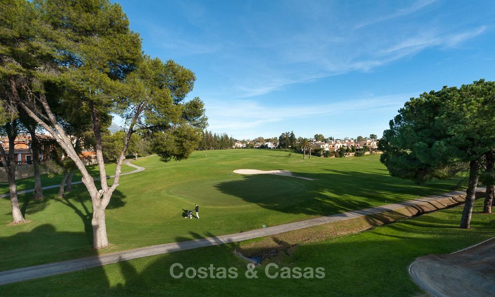 Maison jumelée à vendre, en première ligne de golf, dans une résidence sécurisée à Guadalmina Alta à Marbella 7953
