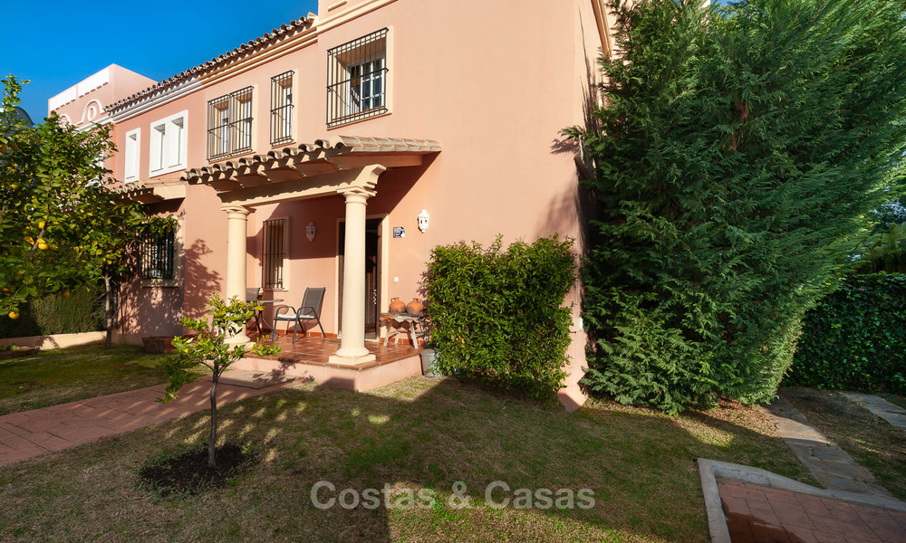 Maison jumelée à vendre, en première ligne de golf, dans une résidence sécurisée à Guadalmina Alta à Marbella 7931