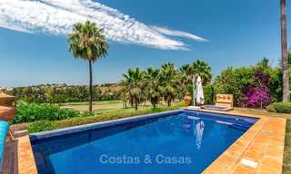 Spacieuse et luxueuse villa de style traditionnel à vendre, en première ligne de golf, Nueva Andalucía, Marbella 8266 