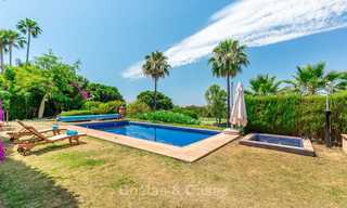 Spacieuse et luxueuse villa de style traditionnel à vendre, en première ligne de golf, Nueva Andalucía, Marbella 8270 