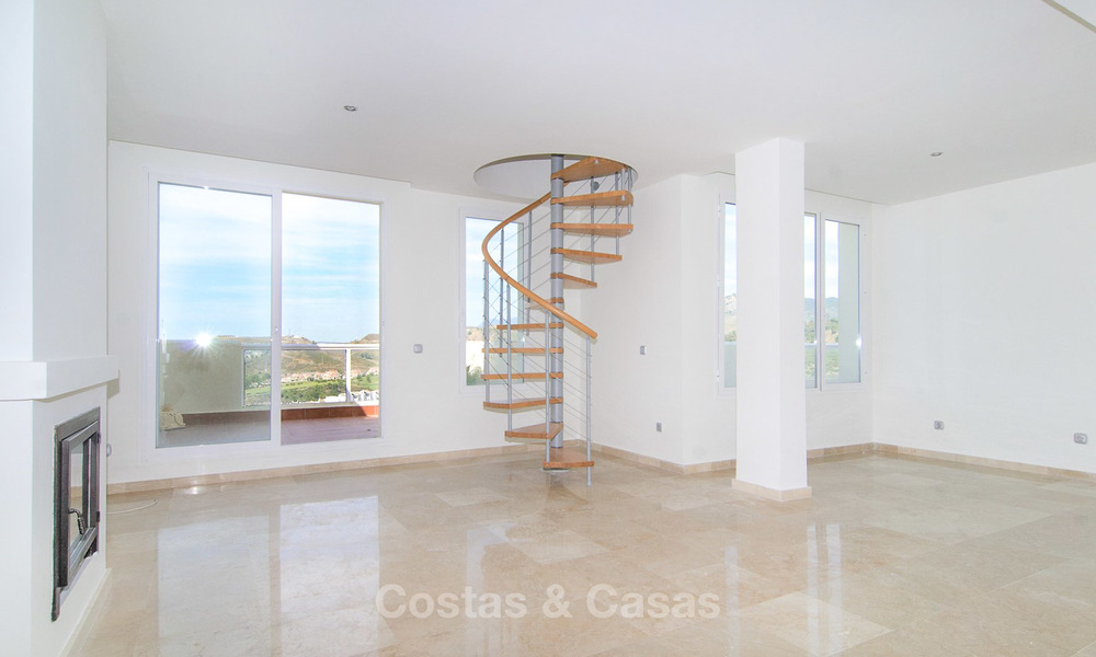 Opportunité! Grand penthouse à vendre avec 4 chambres, vue sur golf et mer à Benahavis -Marbella 8600