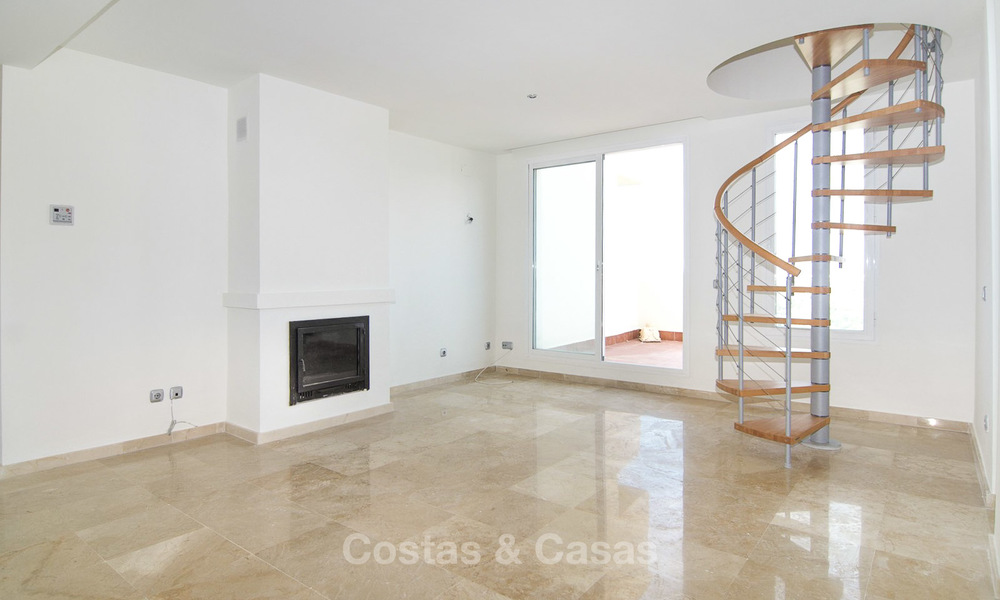 Opportunité! Grand penthouse à vendre avec 4 chambres, vue sur golf et mer à Benahavis -Marbella 8601