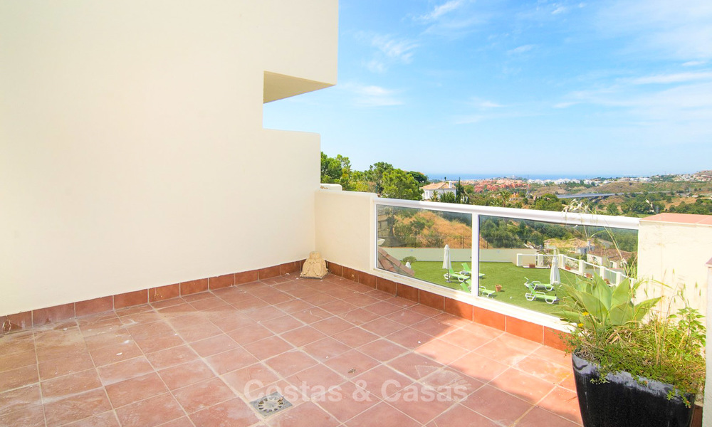 Opportunité! Grand penthouse à vendre avec 4 chambres, vue sur golf et mer à Benahavis -Marbella 8605