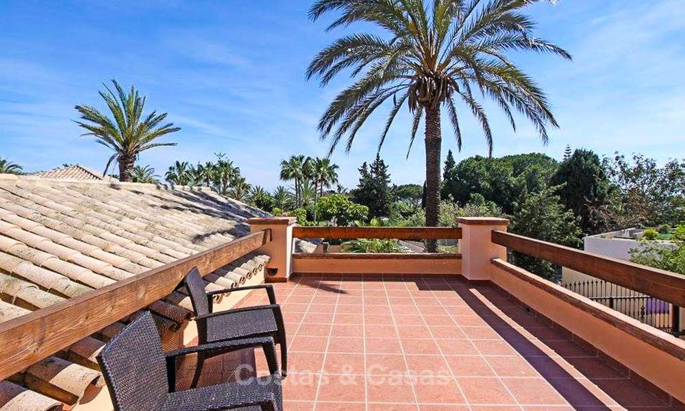 Villa de style classique située dans un quartier résidentiel prêt de la mer à vendre, Marbella Est 8730