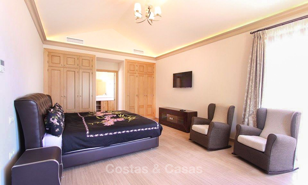 Villa de style classique située dans un quartier résidentiel prêt de la mer à vendre, Marbella Est 8737