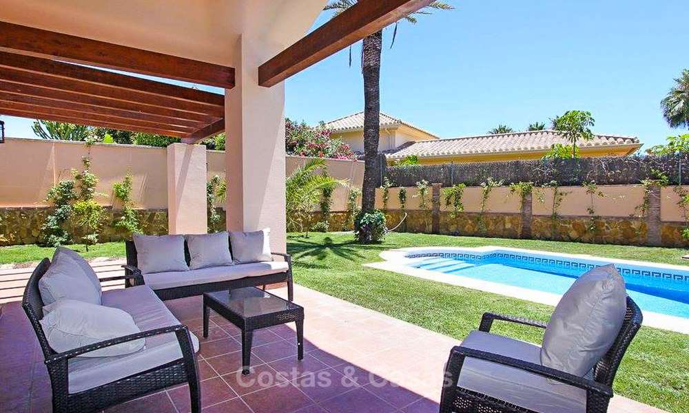 Villa de style classique située dans un quartier résidentiel prêt de la mer à vendre, Marbella Est 8743