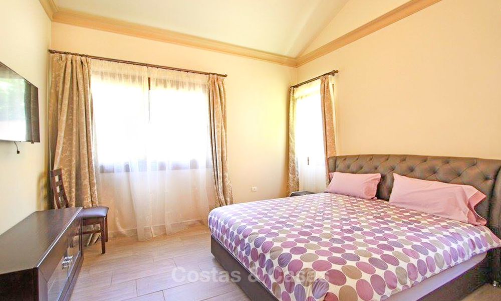 Villa de style classique située dans un quartier résidentiel prêt de la mer à vendre, Marbella Est 8744