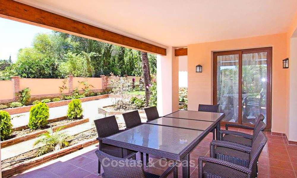 Villa de style classique située dans un quartier résidentiel prêt de la mer à vendre, Marbella Est 8745