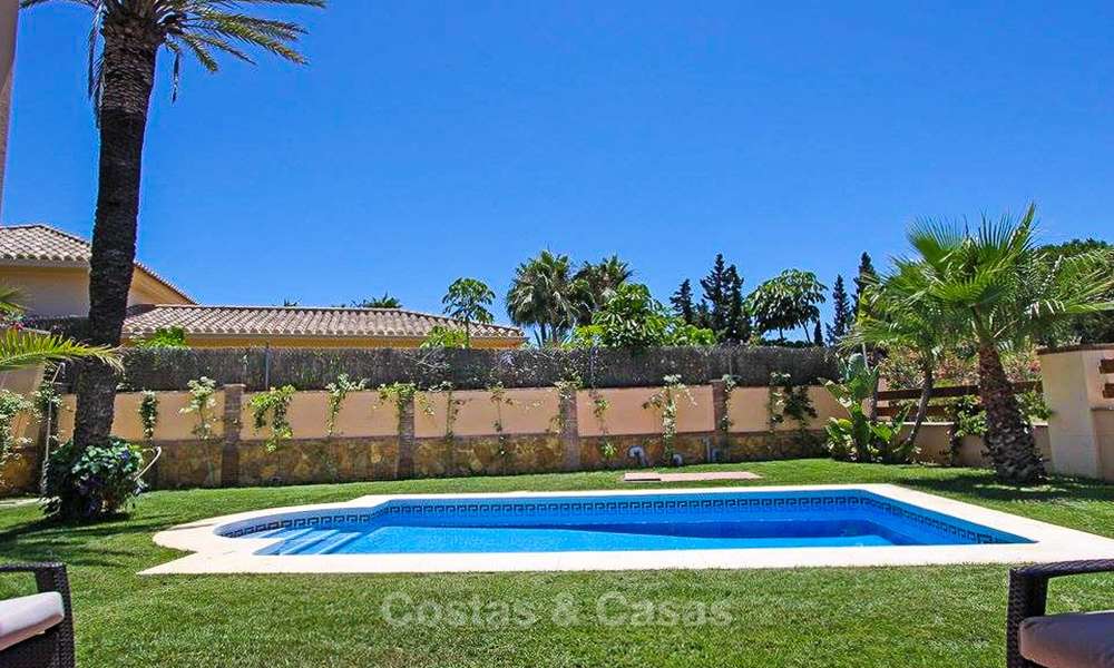 Villa de style classique située dans un quartier résidentiel prêt de la mer à vendre, Marbella Est 8746
