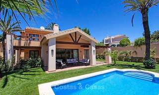 Villa de style classique située dans un quartier résidentiel prêt de la mer à vendre, Marbella Est 8747 