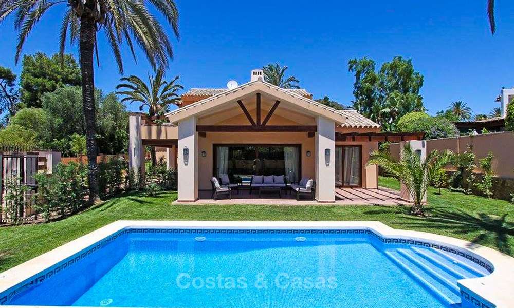 Villa de style classique située dans un quartier résidentiel prêt de la mer à vendre, Marbella Est 8748