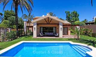 Villa de style classique située dans un quartier résidentiel prêt de la mer à vendre, Marbella Est 8748 