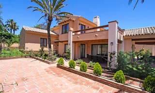 Villa de style classique située dans un quartier résidentiel prêt de la mer à vendre, Marbella Est 8750 