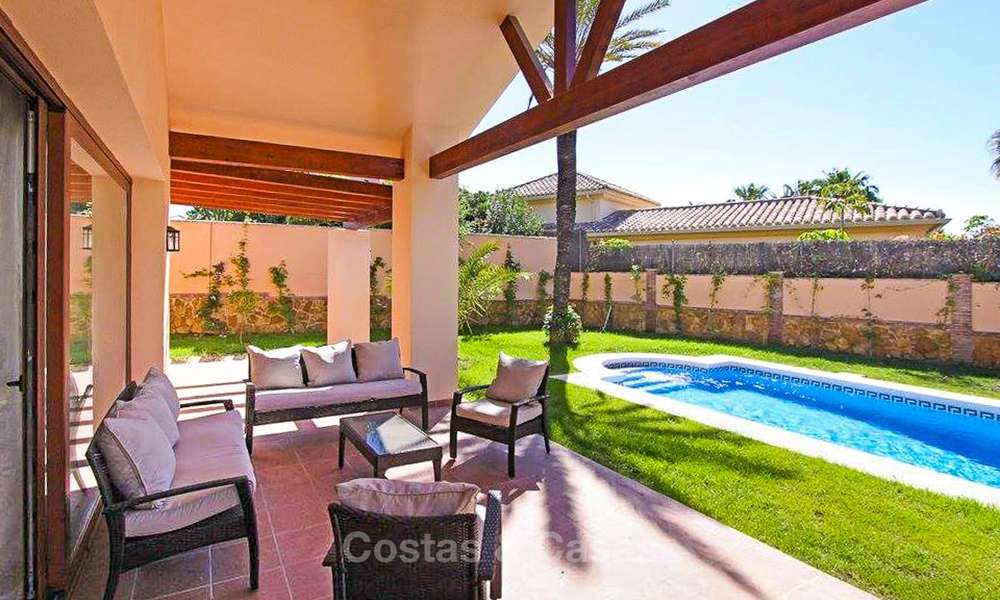 Villa de style classique située dans un quartier résidentiel prêt de la mer à vendre, Marbella Est 8754
