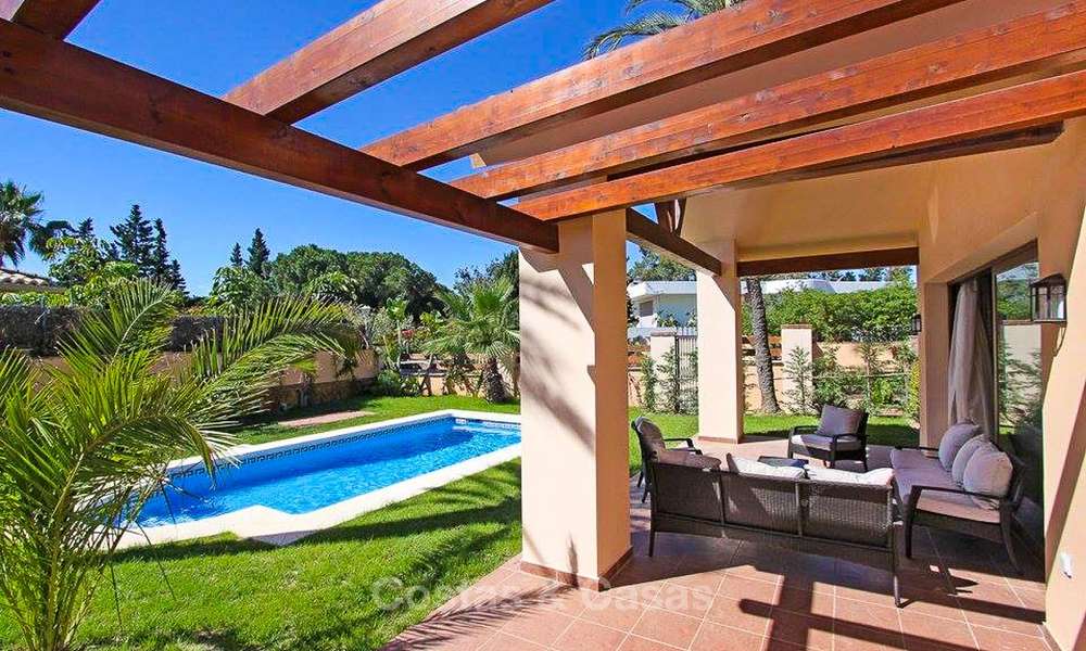 Villa de style classique située dans un quartier résidentiel prêt de la mer à vendre, Marbella Est 8755