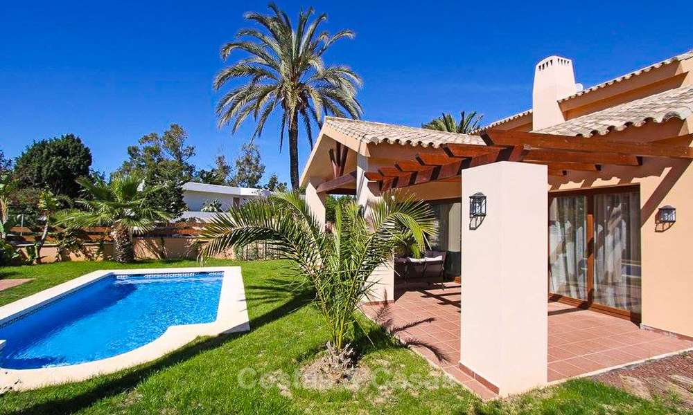 Villa de style classique située dans un quartier résidentiel prêt de la mer à vendre, Marbella Est 8756
