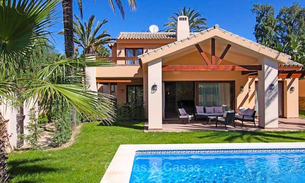 Villa de style classique située dans un quartier résidentiel prêt de la mer à vendre, Marbella Est 8757