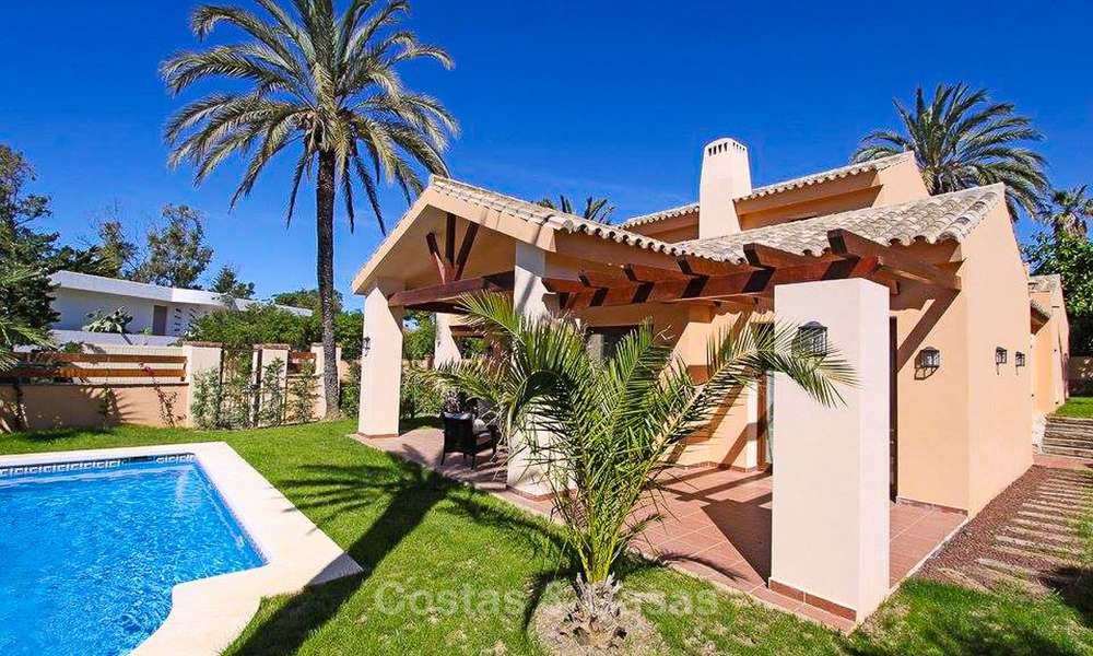 Villa de style classique située dans un quartier résidentiel prêt de la mer à vendre, Marbella Est 8758