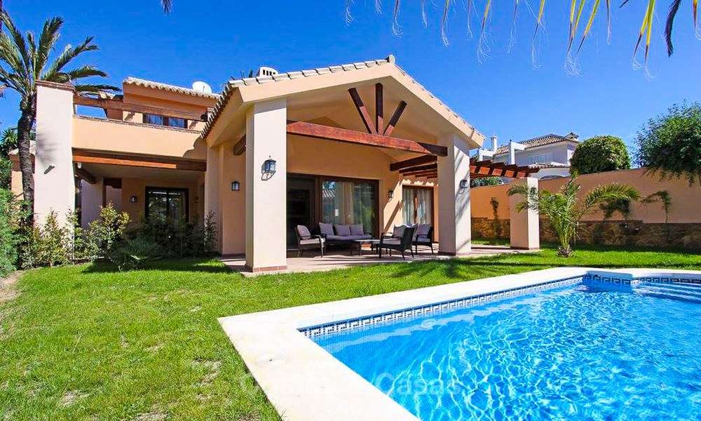 Villa de style classique située dans un quartier résidentiel prêt de la mer à vendre, Marbella Est 8759