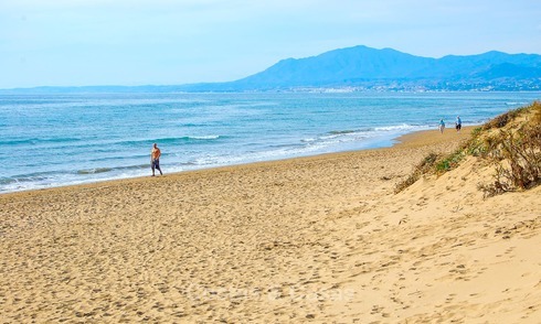 Terrain en première ligne de plage à vendre à Elviria, Marbella Est 8671