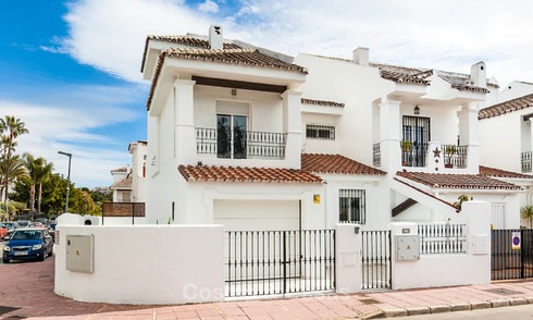 Belle maison mitoyenne de coin récemment rénovée à vendre, située à Nueva Andalucia, Marbella, à quelques pas de Puerto Banus 8705