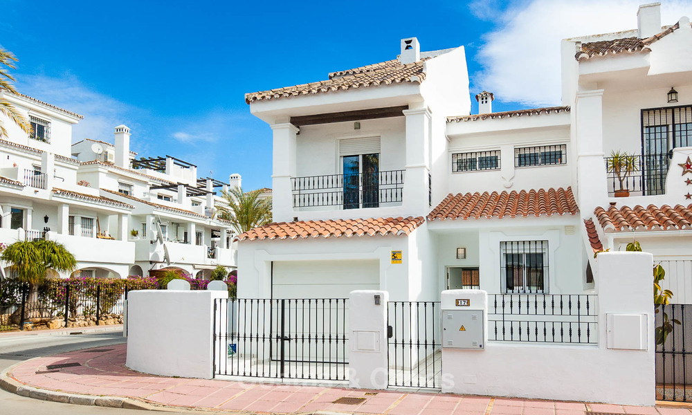 Belle maison mitoyenne de coin récemment rénovée à vendre, située à Nueva Andalucia, Marbella, à quelques pas de Puerto Banus 8706