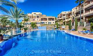 Superbe duplex penthouse à vendre dans un complexe de luxe, sur un golf avec vue sur mer - Benahavis, Marbella 8870 