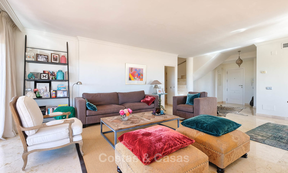Superbe duplex penthouse à vendre dans un complexe de luxe, sur un golf avec vue sur mer - Benahavis, Marbella 8880