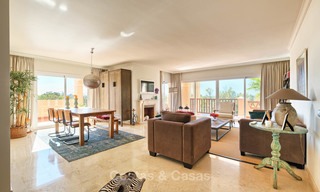 Superbe duplex penthouse à vendre dans un complexe de luxe, sur un golf avec vue sur mer - Benahavis, Marbella 8882 