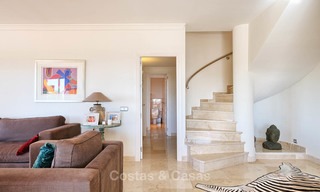 Superbe duplex penthouse à vendre dans un complexe de luxe, sur un golf avec vue sur mer - Benahavis, Marbella 8883 