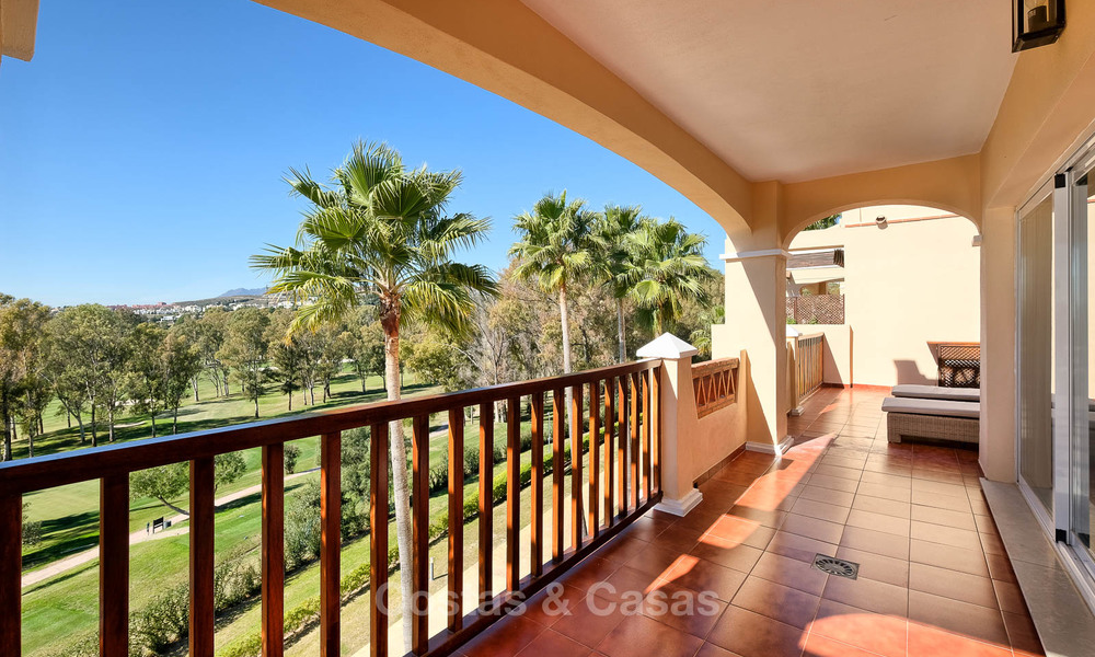 Superbe duplex penthouse à vendre dans un complexe de luxe, sur un golf avec vue sur mer - Benahavis, Marbella 8890