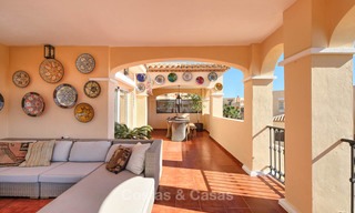 Superbe duplex penthouse à vendre dans un complexe de luxe, sur un golf avec vue sur mer - Benahavis, Marbella 8892 