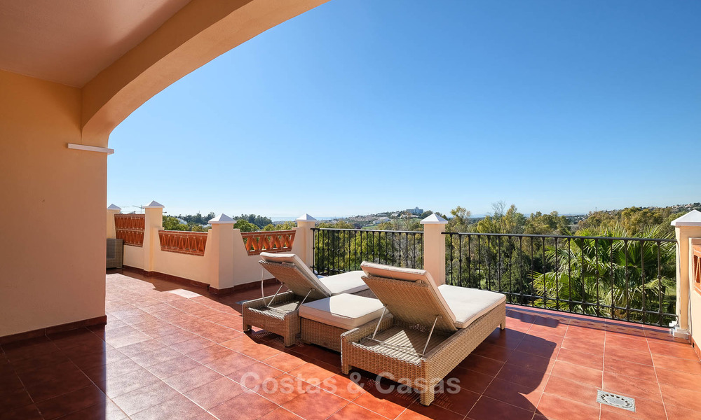 Superbe duplex penthouse à vendre dans un complexe de luxe, sur un golf avec vue sur mer - Benahavis, Marbella 8896