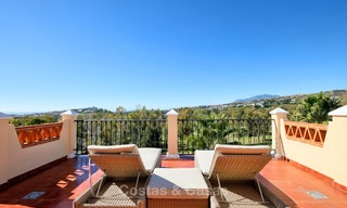 Superbe duplex penthouse à vendre dans un complexe de luxe, sur un golf avec vue sur mer - Benahavis, Marbella 8897 