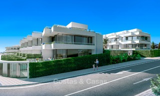 Magnifiques maisons jumelées modernes à vendre, à distance de marche de la plage et des commodités à Fuengirola, Costa del Sol 9490 