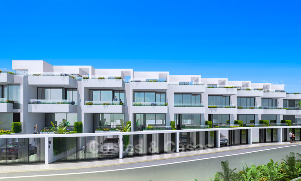 Magnifiques maisons jumelées modernes à vendre, à distance de marche de la plage et des commodités à Fuengirola, Costa del Sol 9492