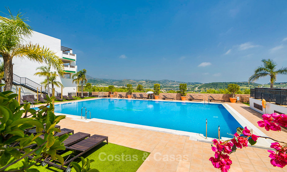 Appartements première ligne de golf à vendre dans un centre de vacances 4 étoiles avec vue sur le golf, la montagne et la mer - Estepona - Costa del Sol 9902