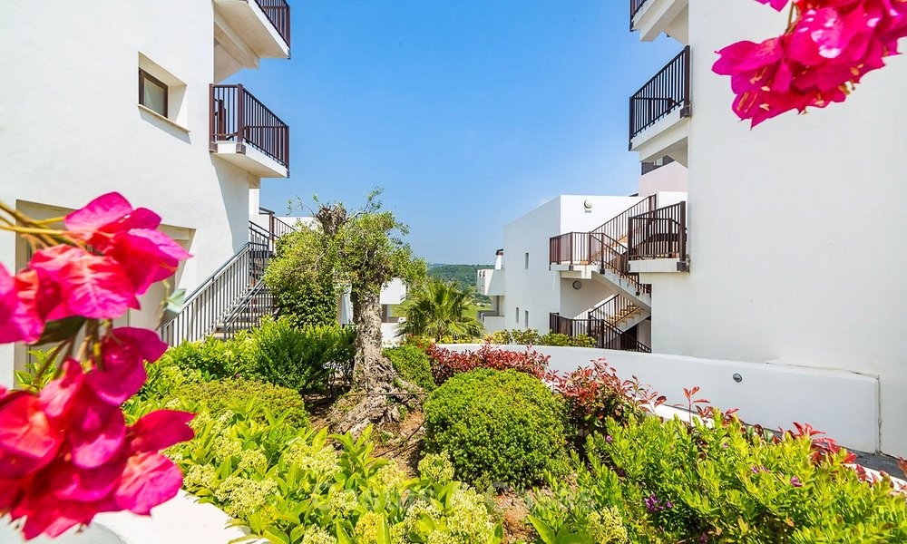 Appartements première ligne de golf à vendre dans un centre de vacances 4 étoiles avec vue sur le golf, la montagne et la mer - Estepona - Costa del Sol 9904